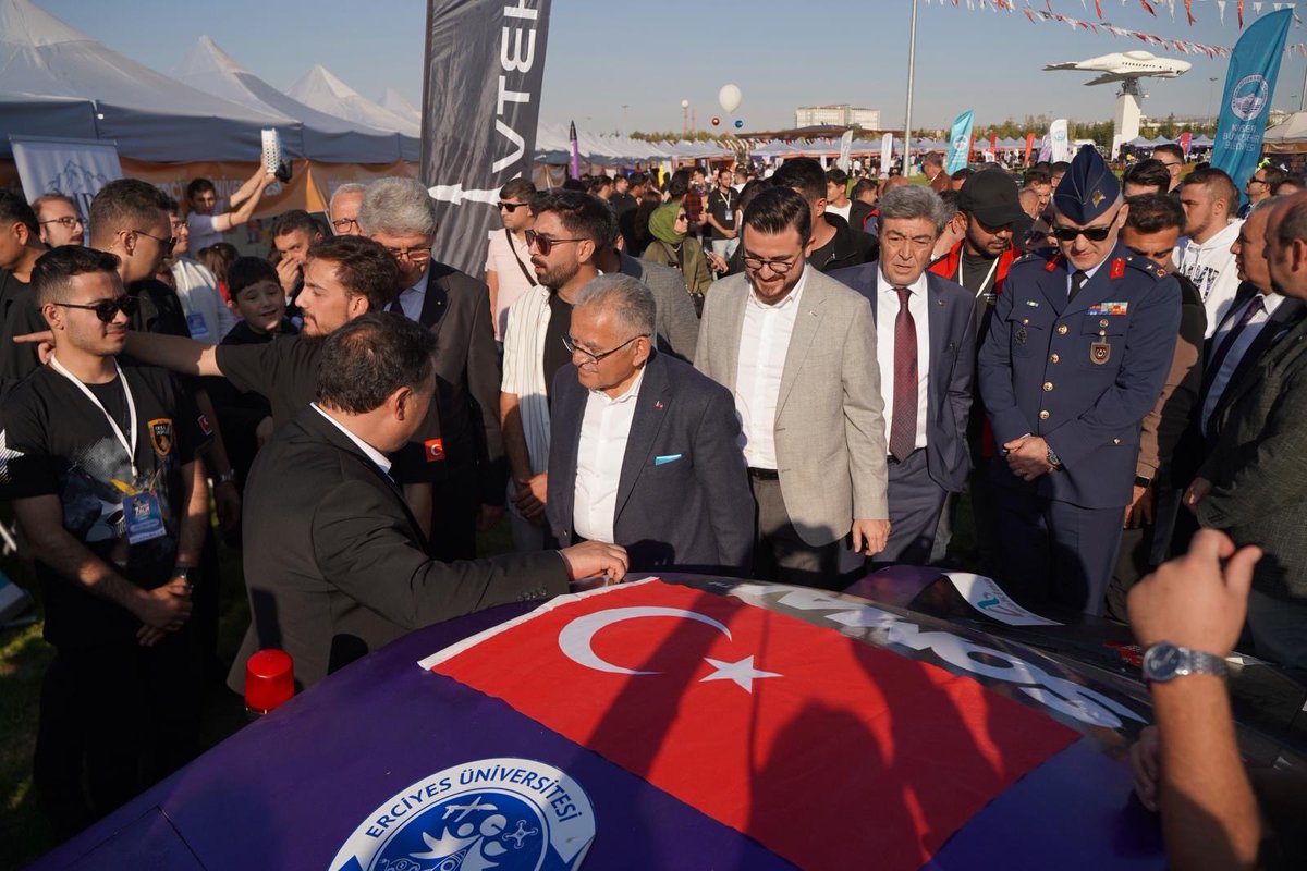 Büyükşehir Belediyemiz tarafından düzenlenen 7. Bilim Festivali’nin açılış törenine Kayseri Valimiz Sn. Gökmen Çiçek, İl Başkanımız Sn. Hüseyin Okandan, Milletvekilimiz Sn. S. Bayar Özsoy, Büyükşehir Belediye Başkanımız Sn. Memduh Büyükkılıç ve şehir protokolümüz ile katıldık.