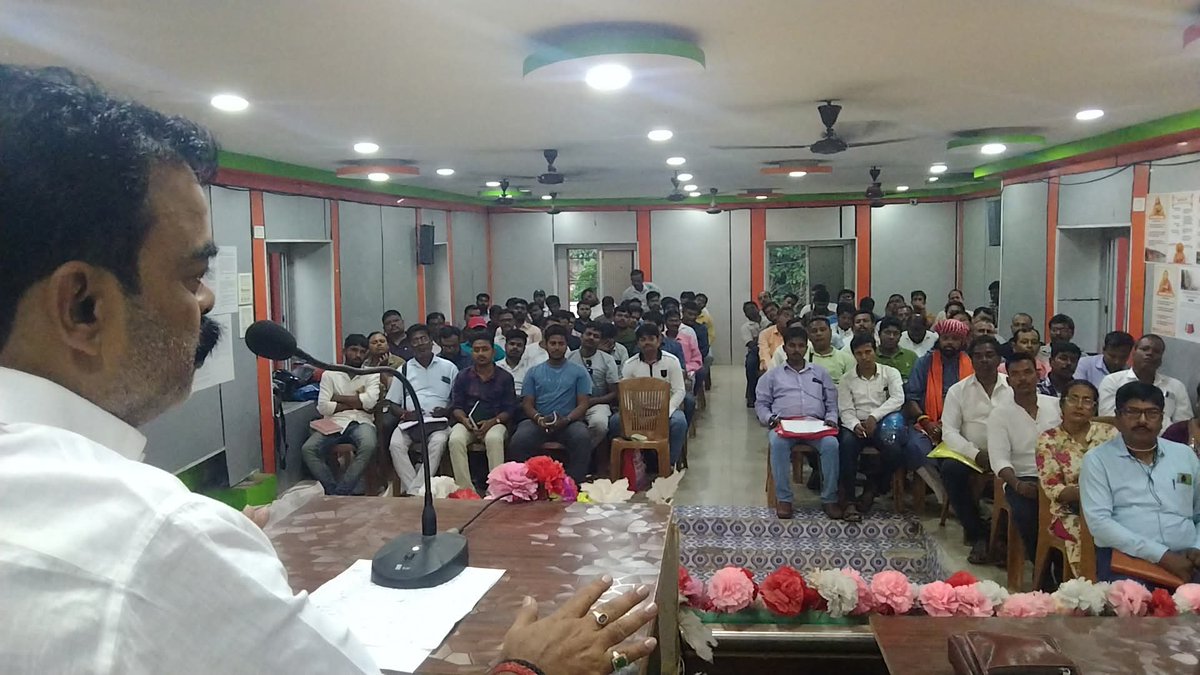 BJP4UluberiaPC's tweet photo. আজ বিজেপি হাওড়া গ্রামীণ সাংগঠনিক জেলা কার্যালয়ে  𝗕 𝗟 𝗔-𝟮 এর প্রশিক্ষণ কর্মশালা অনুষ্ঠিত হলো।

উপস্থিত ছিলেন রাজ্য নেতা তথা কলকাতা কর্পোরেশনের কাউন্সিলর সম্মানীয় বিজয় ওঝা মহাশয়, সম্মানীয় তুষার মজুমদার মহাশয়, জেলা নেতৃত্বসহ অন্যান্য কার্যকর্তারা । https://t.co/sD80dVOiUn
