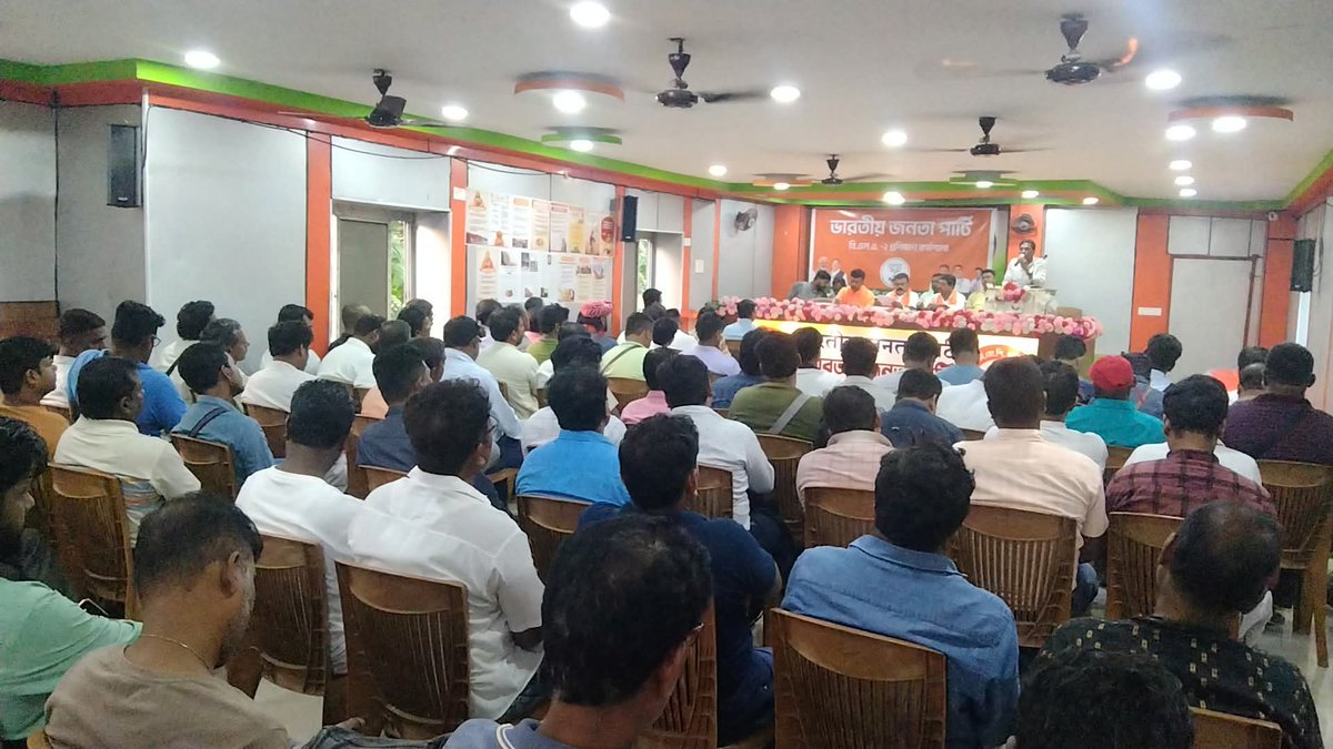 BJP4UluberiaPC's tweet photo. আজ বিজেপি হাওড়া গ্রামীণ সাংগঠনিক জেলা কার্যালয়ে  𝗕 𝗟 𝗔-𝟮 এর প্রশিক্ষণ কর্মশালা অনুষ্ঠিত হলো।

উপস্থিত ছিলেন রাজ্য নেতা তথা কলকাতা কর্পোরেশনের কাউন্সিলর সম্মানীয় বিজয় ওঝা মহাশয়, সম্মানীয় তুষার মজুমদার মহাশয়, জেলা নেতৃত্বসহ অন্যান্য কার্যকর্তারা । https://t.co/sD80dVOiUn