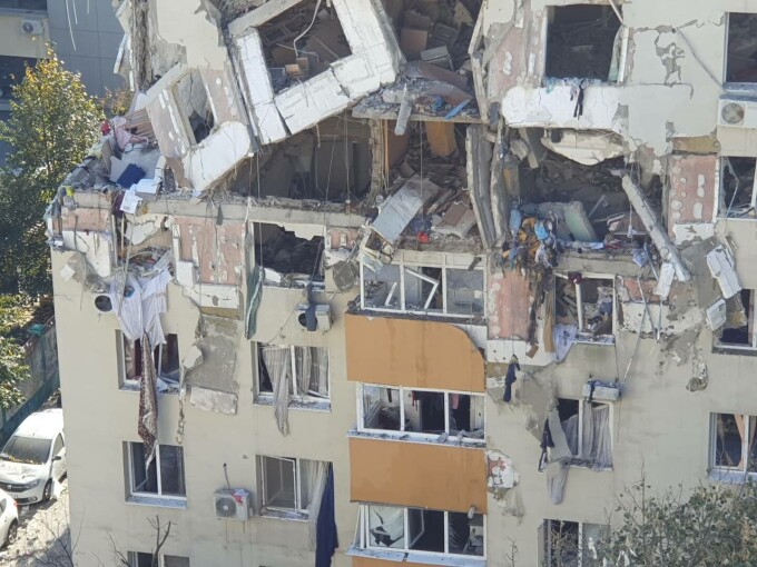 Știe cineva de ce Distrigaz și alte mizerii de firme de gaze nu pun sigilii care NU pot fi rupte de orice retardat/suveranist? Se poate trece de la sigiliu „fizic și simplu” la un sistem mixt: mecanic + electronic, care să împiedice manipularea și să anunțe imediat distribuitorul