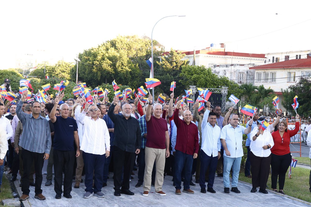 🇨🇺| <a href="/CubaRonSA/">Cuba Ron S.A 🇨🇺</a> volvió a estar presente hoy y en solidaridad con #Venezuela, cita en la Avenida de los Presidentes, en el Vedado capitalino, a los pies de la estatua de Bolívar, para rechazar las amenazas que se ciernen sobre esa hermana nación.

#minal #cubaron #venezuela