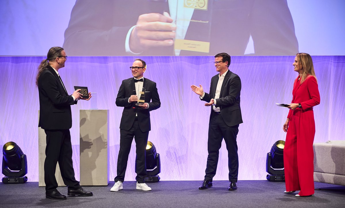 🙌 Zwei Tage voller Inspiration beim #CIOdesJahres2025 in München! In spannenden Sessions ging es darum, wie Technologie Geschäftsmodelle neu definiert. Ein weiteres Highlight: Robert Rosellen überreichte den Sonderpreis „Transformation of Work“! #CIOdesJahres Quelle: Fabian Vogl