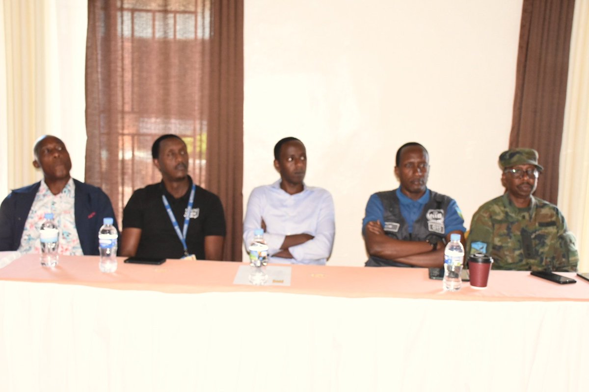 Gatsibo District (@gatsibodistrict) on Twitter photo Mu Murenge wa Rugarama hateraniye inama yateguwe kubufatanye na <a href="/PSF_Rwanda/">PSF Rwanda</a> igamije kwishimira ibyagezweho mu gihe cy'imyaka 3 ishize(2022-2025). Iyi nama ihuriwemo n'ibyiciro bitandukanye birimo: Ubuyobozi bw'Akarere, abikorera n'inzego z'Umutekano. <a href="/RwandaLocalGov/">Ministry of Local Government | Rwanda</a> <a href="/RwandaEast/">𝐄𝐚𝐬𝐭𝐞𝐫𝐧 𝐏𝐫𝐨𝐯𝐢𝐧𝐜𝐞 | 𝐑𝐰𝐚𝐧𝐝𝐚</a> Mu Murenge wa Rugarama hateraniye inama yateguwe kubufatanye na <a href="/PSF_Rwanda/">PSF Rwanda</a> igamije kwishimira ibyagezweho mu gihe cy'imyaka 3 ishize(2022-2025). Iyi nama ihuriwemo n'ibyiciro bitandukanye birimo: Ubuyobozi bw'Akarere, abikorera n'inzego z'Umutekano. <a href="/RwandaLocalGov/">Ministry of Local Government | Rwanda</a> <a href="/RwandaEast/">𝐄𝐚𝐬𝐭𝐞𝐫𝐧 𝐏𝐫𝐨𝐯𝐢𝐧𝐜𝐞 | 𝐑𝐰𝐚𝐧𝐝𝐚</a>