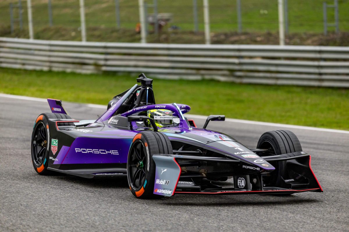 Gabriela Jilkova tests for <a href="/PorscheFormulaE/">Porsche Formula E Team</a> again!

Overview of the #FormulaE drivers at the women's test in Valencia 🇪🇸 : e-formula.news/news/formula-e…

#ABBFormulaE #FETesting

📸: Francois Asal / <a href="/Spacesuit_Media/">Spacesuit Media</a>