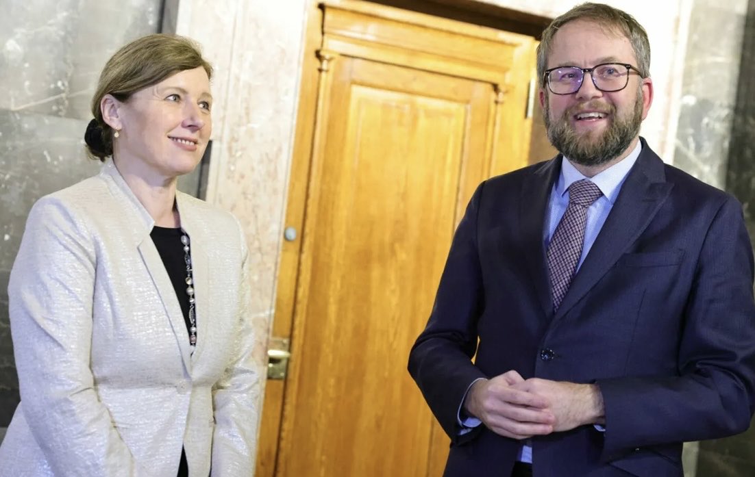 Škandalozna mega sramota za tedanjega predsednika <a href="/UstavnoSodisce/">Ustavno sodišče Republike Slovenije</a> Mateja Accetta. Ena evropska komisarka prileti v Ljubljano ter mu zaukaže spremeniti pravno mnenje in posledično tudi odločitev slovenskega ustavnega sodišča.