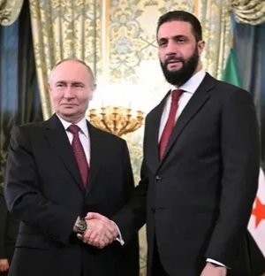 أحمد الشرع الجولاني الداعشي، سامح روسيا وزارها في عقر دارها، وهي التي ساعدت الأسد على قتل وجرح وتهجير ملايين السوريين،
لكنه هاجم السويداء بقلب أسود دون رحمة؛ فبدلًا من أن يقاتل المسلّحين، قتل آلاف الأبرياء، واغتصب الفتيات، وسرق وأحرق آلاف المحالّ والمنازل

#الجولاني_المجرم_الخائن