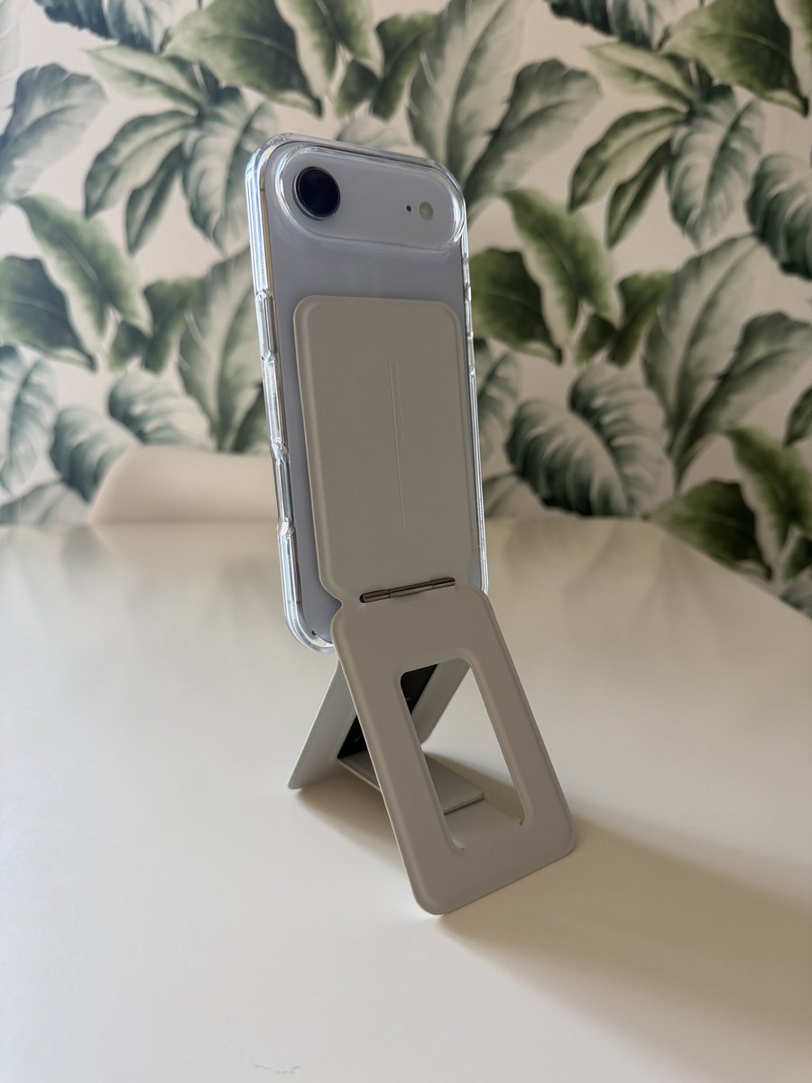 MikyAncona's tweet image. 📱 Un solo gesto e il tuo smartphone diventa treppiede, stand e portacarte!
Il nuovo MOFT Snap Invisible Phone Tripod Wallet per iPhone è il compagno perfetto per chi crea contenuti ovunque. MagSafe, sottile e super smart 🔥

#MOFT #SnapTripodWallet #InvisibleWallet @JpMoft
