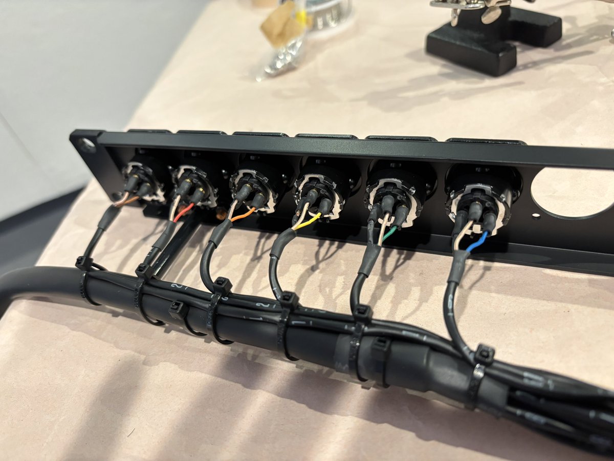 ここのところ、オフィスビルの中に小さめだけど程よいサイズのスタジオを作ってて、ようやく調整も済んである程度完成。あとは動かしながら育てていく必要があるけれど、防音工事会社さんのお陰で既に良い音が鳴ってます。