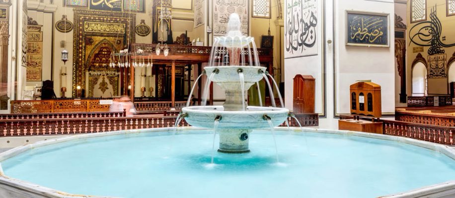 Şeyh Sâdî hazretleri ilâhî tecellîye mazhar olmuş, kendini tam mânâsıyla dünyevî isteklerinden arındırmış dost için şunları yazmıştır:
"Dostların yüzünü görmek, yarasından taze kan sızan gönül ehline merhem gibidir."