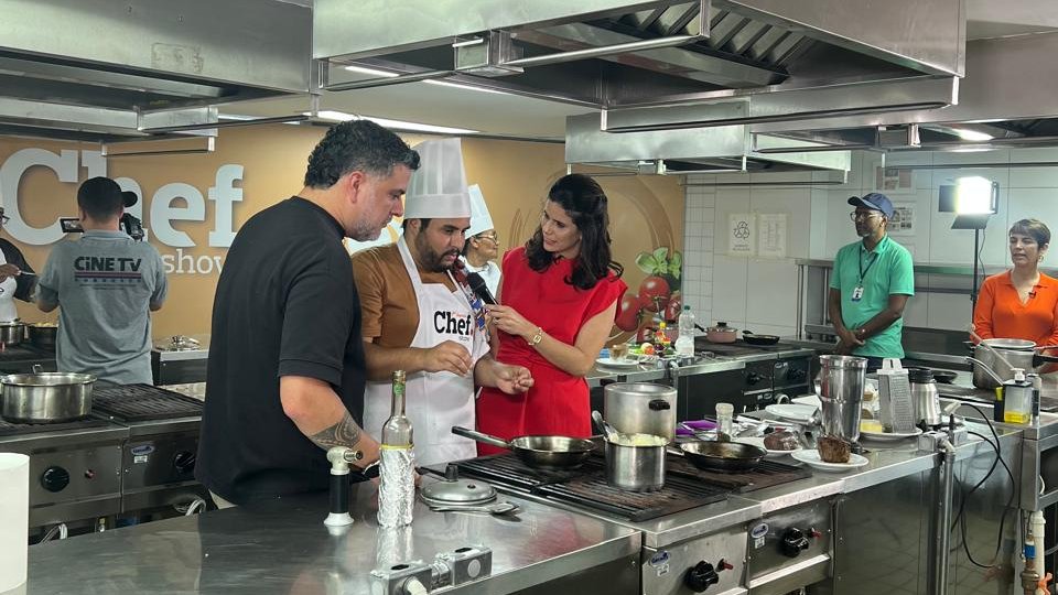 fabionobrega's tweet photo. 👩🍳 TV Tribuna exibe etapa Pernambuco do reality #ChefShow neste domingo (19), a partir das 8h30, com apresentação de Eliane Nóbrega e direção de Ketinaldo José.
A gravação aconteceu nas instalações do curso de Gastronomia do Senac Pernambuco. Cinco chefs amadores serão avaliados por três jurados renomados da gastronomia pernambucana: os chefs Rapha Vasconcelos, Renata Chaves e Joca Pontes.
O vencedor garante uma vaga na grande final, que será realizada na Band Bahia.