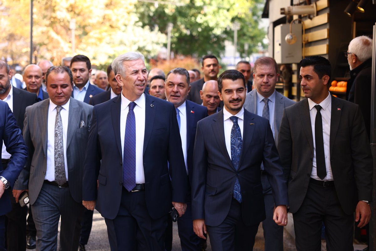 hcanguner's tweet photo. Kızılay İzmir Caddesi İş İnsanları Derneği ve Ankara Kent Konseyi Esnaf Meclisi’nin iş birliğiyle düzenlenen kahvaltı programına Ankara Büyükşehir Belediye Başkanımız Mansur Yavaş ile birlikte katıldık.

Kahvaltı programımızın ardından Kızılay’da komşularımızla bir araya geldik; Çankaya’mızı, Ankara’mızı konuştuk.

Komşularımızla, esnafımızla dayanışma içinde çalışmaya ve kentimize ortak akılla hizmet etmeye devam edeceğiz.