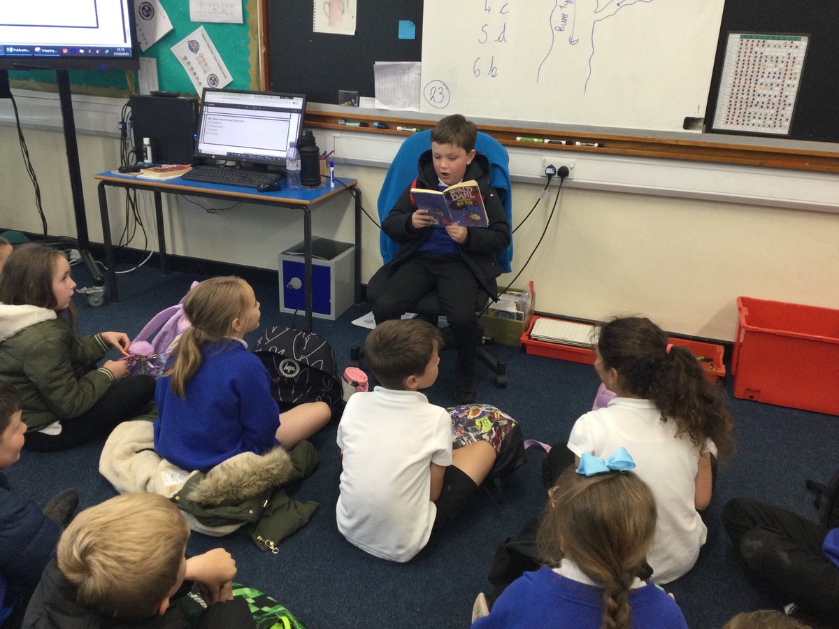 ShiremoorYr4's tweet image. Showing the class how we read fluently and with expression 📚📖