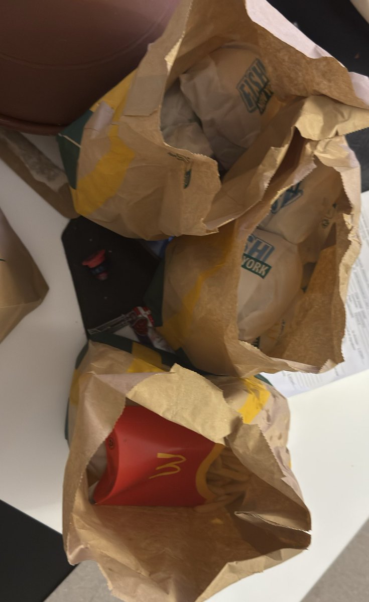 TAYEBISHA's tweet image. Y’A UN BUG MCDO LES NV FISH ILS SONT GRATUITS MA MERE ELLE EN A PRIT 14😭😭😭😭😭😭