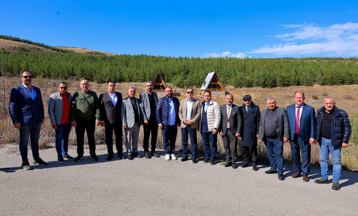 BayburtValiligi's tweet photo. 📌Valimiz Sayın @Mustafa_Eldivan, Doğu Karadeniz Rize bölgesi turizm sektör temsilcileriyle birlikte Aslandağı’nda incelemelerde bulundu.

🔹 İnceleme kapsamında bölgenin doğal güzellikleri, ekoturizm olanakları ve alternatif turizm rotaları değerlendirildi.
🔹Doğu Karadeniz ile Bayburt arasında turizmde ortak hareket etme ve sürdürülebilir kalkınma vizyonu çerçevesinde yürütülebilecek projeler üzerine istişarelerde bulunuldu.

Vali Eldivan, Aslandağı’nın sahip olduğu doğal, kültürel ve coğrafi zenginlikleriyle Bayburt turizmine yeni bir soluk kazandıracağını ifade etti.
