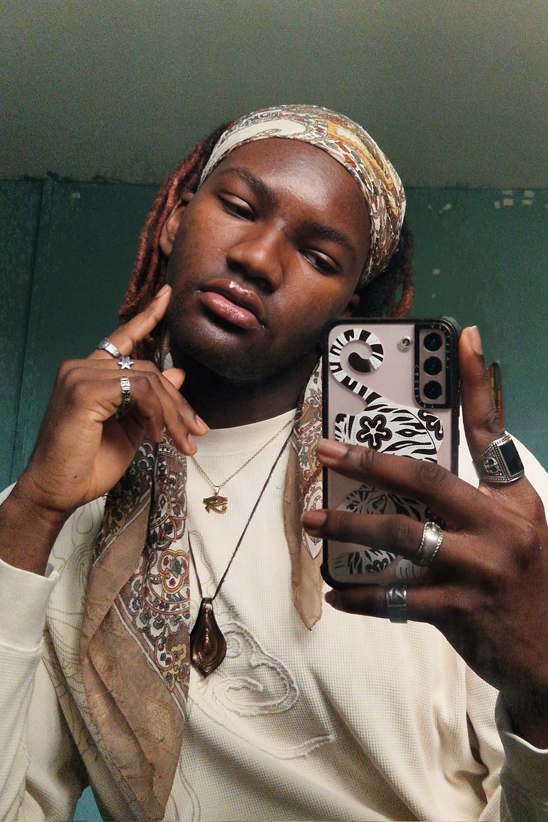 indiglizzy's tweet photo. 𓆩ꨄ︎𓆪 
#eksd #eyekonselfieday https://t.co/KTcXqQl9Q7