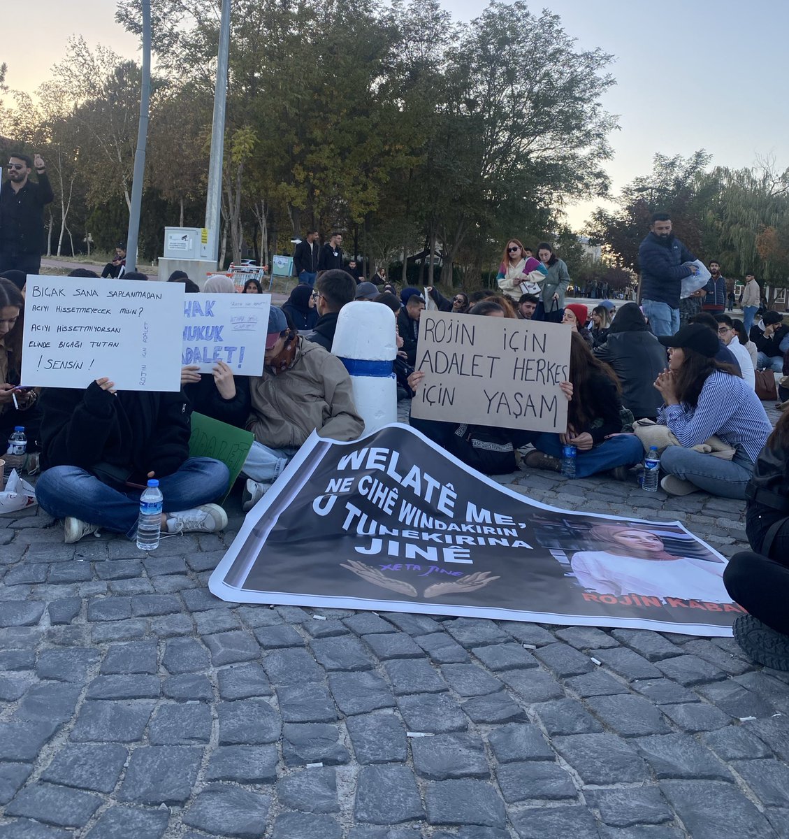 Rektörlük askıya alınmış
#rojinicinadalet #RojininKatilleriNerede #rojinkabaisicinadalet #RojininFaileriBulunsun <a href="/VanBaroIHM/">Van Barosu İnsan Hakları Merkezi</a> <a href="/Diyarbakirbaro/">Diyarbakır Barosu</a> <a href="/METU_ODTU/">METU / ODTÜ</a>