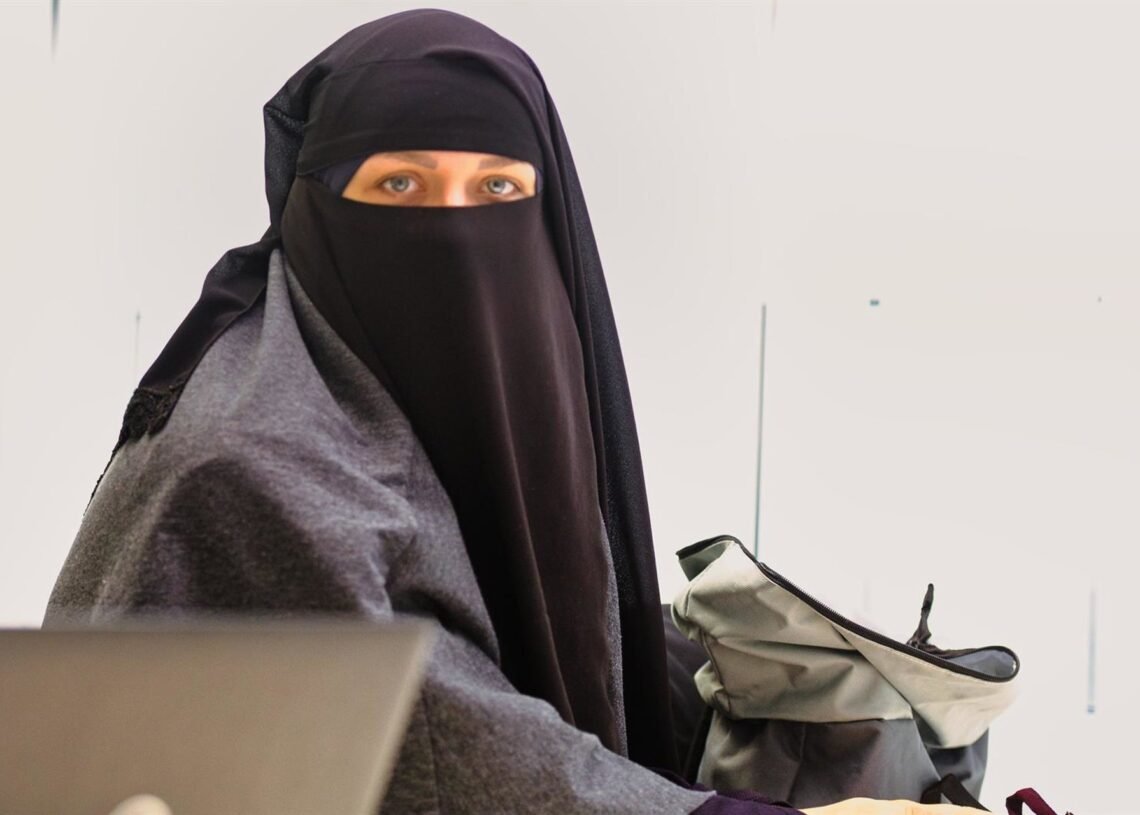 Anonymous_TA's tweet image. 🔴Luz verde para PROHIBIR el Burka en los espacios públicos de Portugal🇵🇹.

¿Estás de acuerdo?