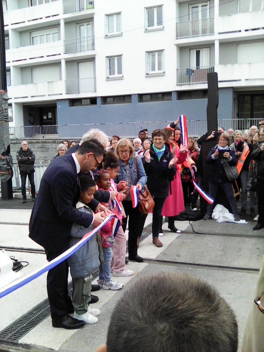 🌉 Mercredi, Jacqueline Héré, adjointe du quartier de Bellevue, a participé à l’inauguration du pont Toullic-ar-Ran, nouveau maillon du projet #MonRéseauGrandit ! 🚶‍♀️🚴‍♂️ 

#Brest #MobilitéUrbaine