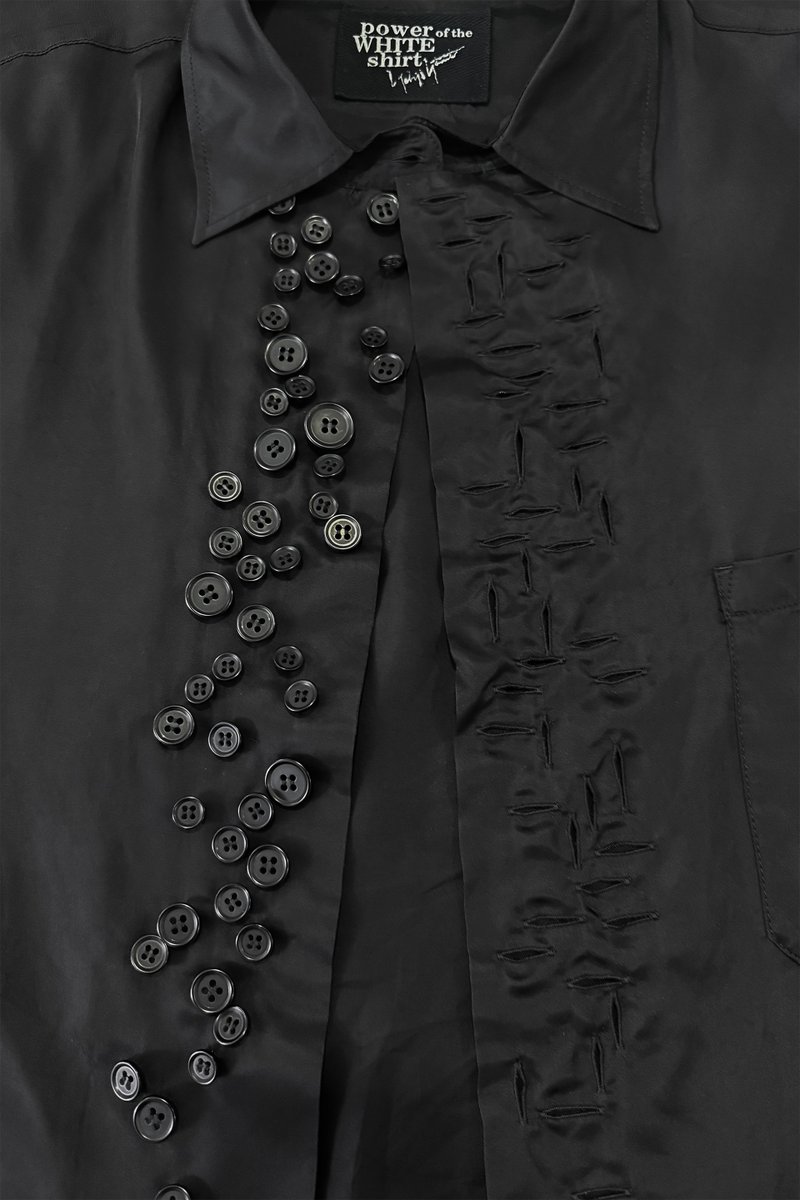 飾りボタンいっぱいついてるおもしろいシャツ買ったら、まさかの全部本物のボタンで、狂気を感じて好き。