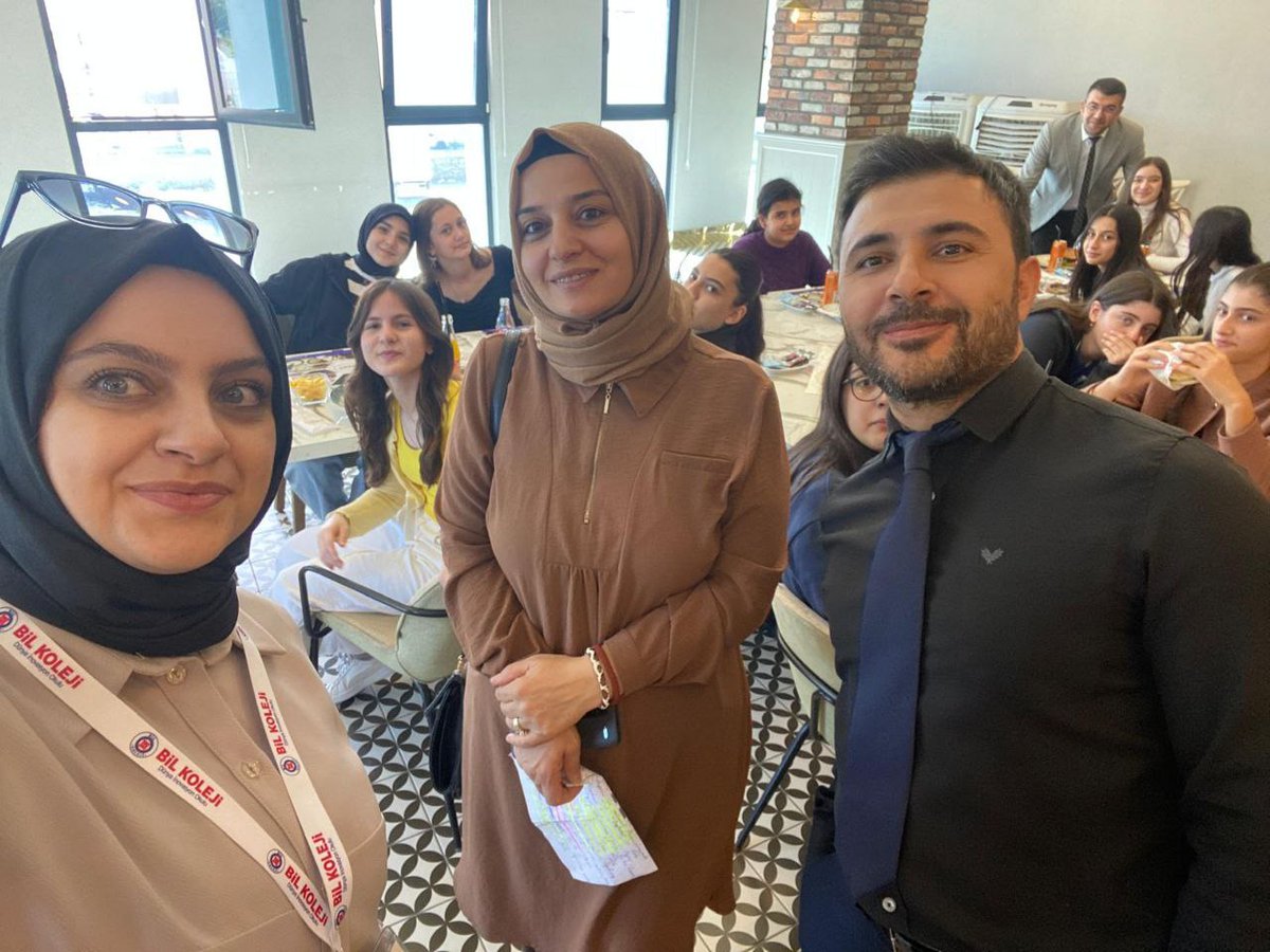 8.sınıf öğrencilerimizle keyifli bir motivasyon yemeğinde bir araya geldik. Sınav sürecine moral ve enerji katmak, birlikte güzel anılar biriktirmek için düzenlenen etkinlikte öğrencilerimiz hem eğlendi hem de arkadaşlarıyla kaliteli zaman geçirdi.