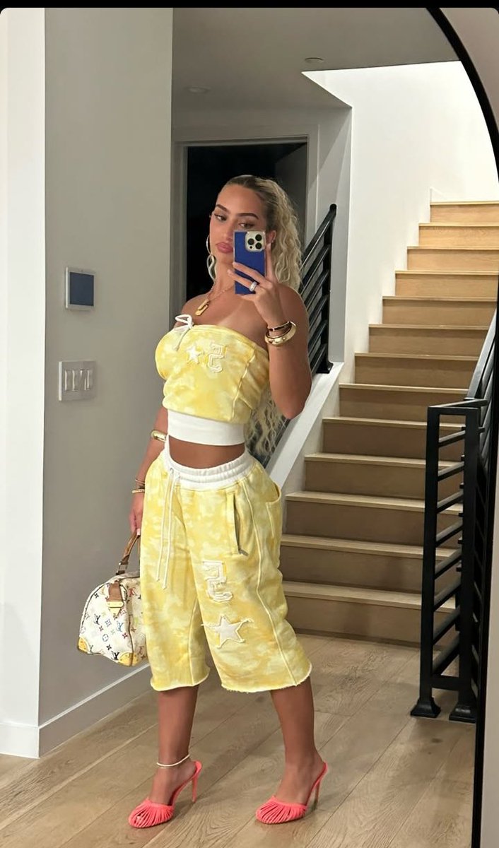 yourshaylee's tweet photo. Do you think I should be one of your weekend plans? 🤔😏 https://t.co/eQrnwqCZfA