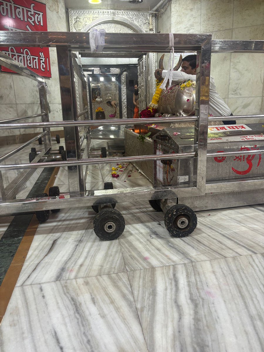 dsdeepaksharm11's tweet image. उज्जैन में महाकालेश्वर ज्योतिर्लिंग के दिव्य दर्शन का सौभाग्य प्राप्त हुआ। महाकाल के अद्भुत और अलौकिक दर्शन ने आत्मा को गहराई से छू लिया। यह अनुभव अद्वितीय था मानो शिव की अनंत कृपा और शक्ति का साक्षात्कार हो रहा हो।
महाकाल, जो काल के भी स्वामी हैं,