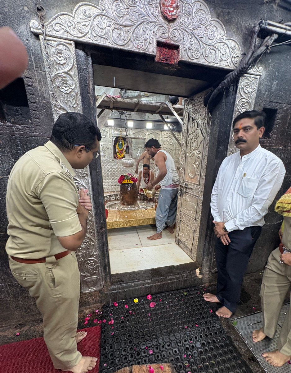 dsdeepaksharm11's tweet image. उज्जैन में महाकालेश्वर ज्योतिर्लिंग के दिव्य दर्शन का सौभाग्य प्राप्त हुआ। महाकाल के अद्भुत और अलौकिक दर्शन ने आत्मा को गहराई से छू लिया। यह अनुभव अद्वितीय था मानो शिव की अनंत कृपा और शक्ति का साक्षात्कार हो रहा हो।
महाकाल, जो काल के भी स्वामी हैं,