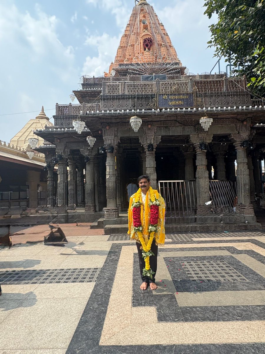 dsdeepaksharm11's tweet image. उज्जैन में महाकालेश्वर ज्योतिर्लिंग के दिव्य दर्शन का सौभाग्य प्राप्त हुआ। महाकाल के अद्भुत और अलौकिक दर्शन ने आत्मा को गहराई से छू लिया। यह अनुभव अद्वितीय था मानो शिव की अनंत कृपा और शक्ति का साक्षात्कार हो रहा हो।
महाकाल, जो काल के भी स्वामी हैं,