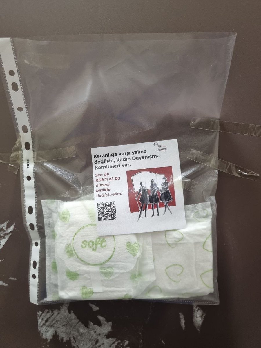 İÜ Kadın Dayanışma Komitesi olarak kampüs tuvaletlerine ped poşetleri yerleştirdik. Regl ürünleri bir lüks değil, temel ihtiyaçtır. Ücretsiz ve ulaşılabilir olması hakkımızdır. 
İhtiyacın varsa alabilir, imkanın varsa sen de bir tane bırakarak ped dayanışmasına katılabilirsin.