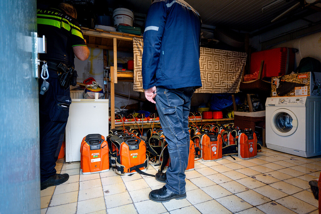 GemeenteDenHaag's tweet photo. 🚓 Integrale handhavingsactie in #Laak trok veel bekijks:

✅ 71 woningen gecontroleerd
✅ 122 boetes
✅ 5 arrestaties
✅ 120 bekeuringen voor blokkeren brandweer 🚒

Lees meer 👉 https://t.co/5jEo66Yw9R

#DenHaag #Veiligheid #Handhaving https://t.co/A4GjqRdGJF