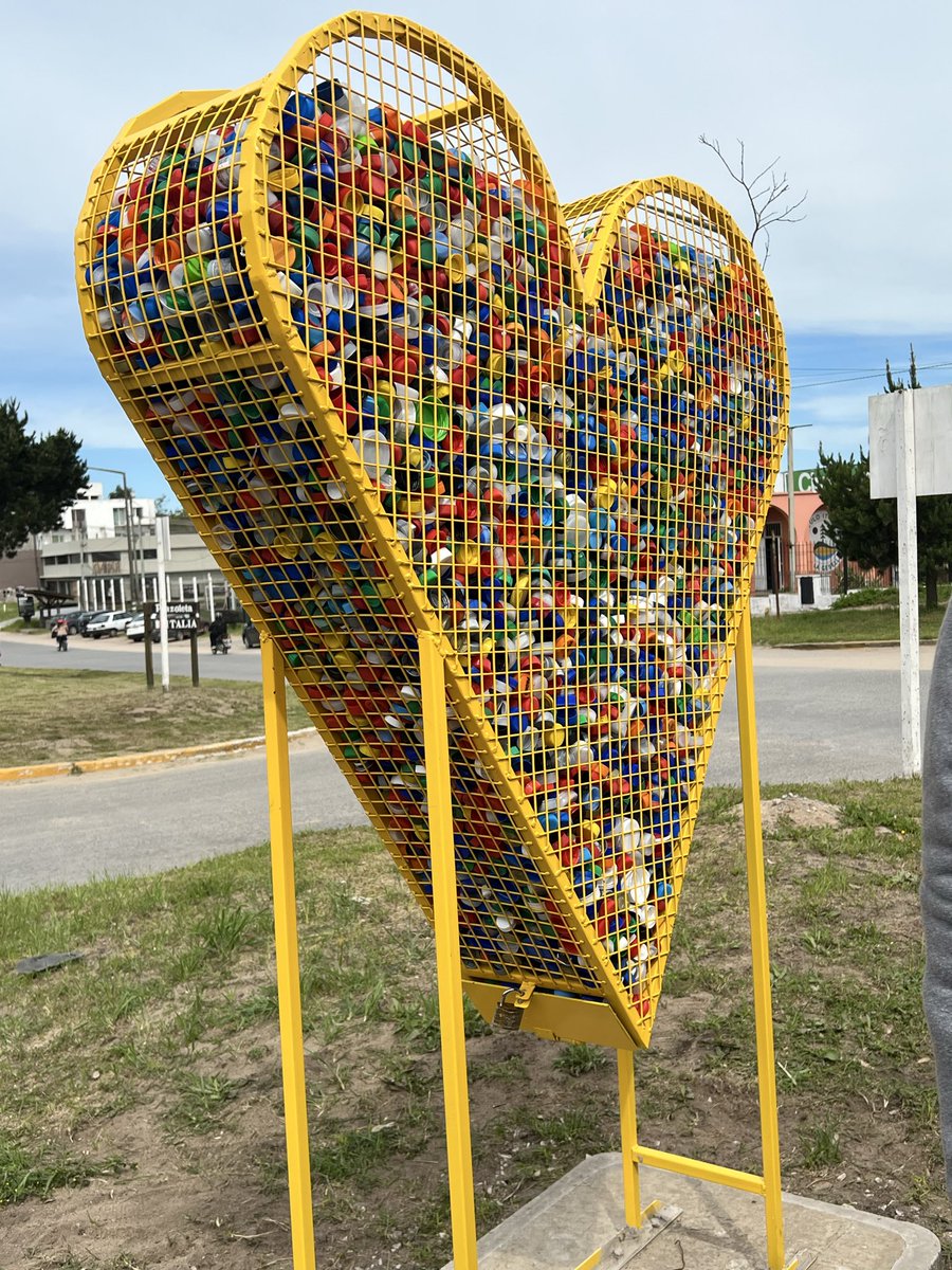 arcoirisvg's tweet photo. Inauguración del Corazón Solidario para juntar tapitas Juntos Rotary Club Villa Gesell ,Instituto Juan Luis Vives ,Peña a lo Boca y Arco Iris un proyecto para soñar https://t.co/HKVIpjARYe