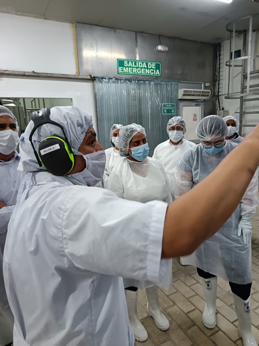 Arcsa_Ec's tweet photo. ¡Una visita didáctica para un aprendizaje con práctica! 👥⚙️

Como parte del proyecto #ArcsaEducativa, estudiantes de la @uae_agraria de #Milagro tuvieron la oportunidad de conocer los procesos de la planta procesadora de lácteos de @ChiveriaEC para enriquecer sus conocimientos. https://t.co/fnlEf5ZFqt