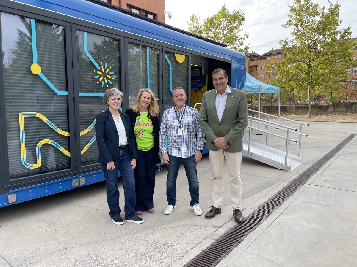 CEIPBACHILLERAL's tweet photo. Dos días trabajando #STEM desde 3º de primaria a secundaria, gracias al trabajo en el Curiosity Cube de la empresa MERCK que actúa por toda Europa y que el centro ha podido traer para nuestros alumnos. Trabajamos la inteligencia artificial en sus diversas actividades. ⁦ https://t.co/75CQrRs8Nh