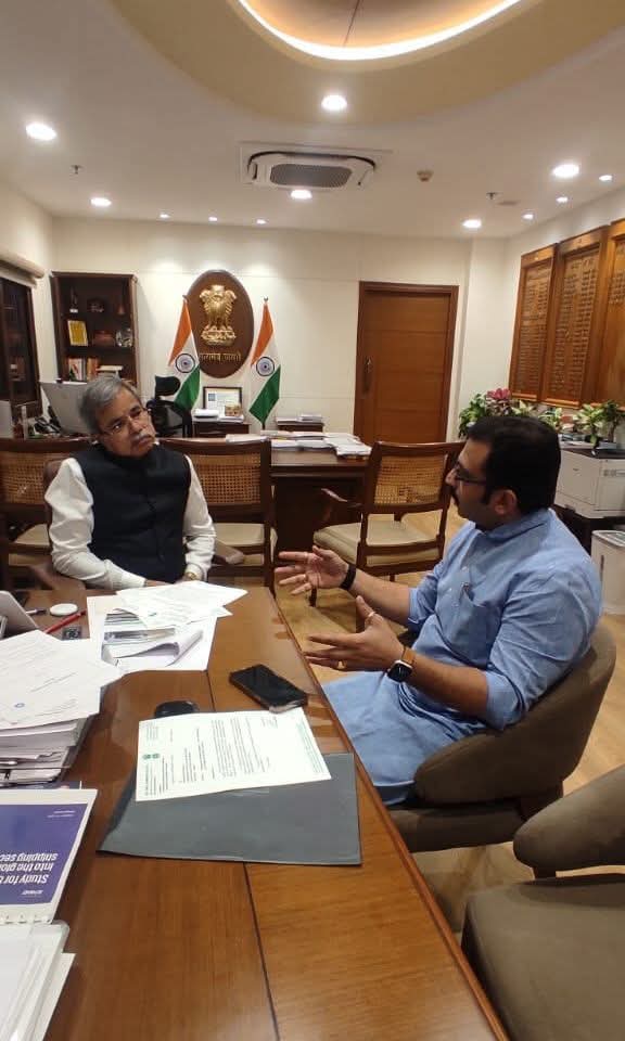 kolhe_amol's tweet photo. रेल्वे बोर्डाचे चेअरमन तथा मुख्य कार्यकारी अधिकारी श्री. सतीश कुमार जी यांची दिल्लीत भेट घेतली. या भेटीदरम्यान तळेगाव - उरुळी कांचन रेल्वे प्रकल्पाबाबत स्थानिक नागरिकांची भूमिका आग्रहाने मांडली. तसेच या प्रकल्पाबाबत खेड तालुक्यातील १२ गावांच्या वतीने निवेदन सादर केले. रेल्वे विभागाने स्थानिक भूमिपुत्रांच्या भूमिकेचा आदर करावा अशी विनंती देखील याप्रसंगी केली.

 श्री सतीश कुमार जी यांनी आपली भूमिका मोठ्या आस्थेने समजून घेऊन सकारात्मक प्रतिसाद दिला. यासोबतच संबंधित अधिकाऱ्यांना योग्य ते निर्देश देण्याबाबत त्यांनी आश्वस्त केले. सतीश कुमार जी यांनी या भेटीसाठी पुरेसा वेळ देऊन माझ्या माध्यमातून तळेगाव - उरुळी कांचन रेल्वे प्रकल्पाबाबत आपल्या मतदारसंघातील नागरीकांच्या भावना ऐकून घेतल्या, याबद्दल त्यांचे मनापासून आभार. धन्यवाद 

दीपावलीच्या पार्श्वभूमीवर हा निर्णय व्हावा आणि खऱ्या अर्थाने हा सण 'इडा पीडा दूर करणारा, बळीचे राज्य आणणारा' ठरावा हीच अपेक्षा !

#ShirurLoksabha #Railway #peoplesvoice #Talegaon #urulikanchan