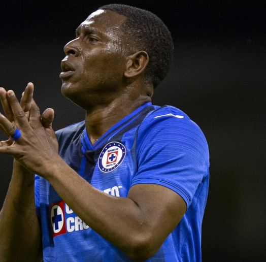 PublinewsGT's tweet photo. Video: 😱 Exjugador de Cruz Azul, Bryan Angulo, sufre ataque armado en Ecuador. Detalles de su estado de salud y el violento suceso que lo aparta de las canchas en la nota. 📌
https://t.co/Z9itfZVzZZ
#BryanAngulo #CruzAzul #LigaDePortoviejo #PublinewsGT #videoviralシ https://t.co/PC5QSMJLcJ