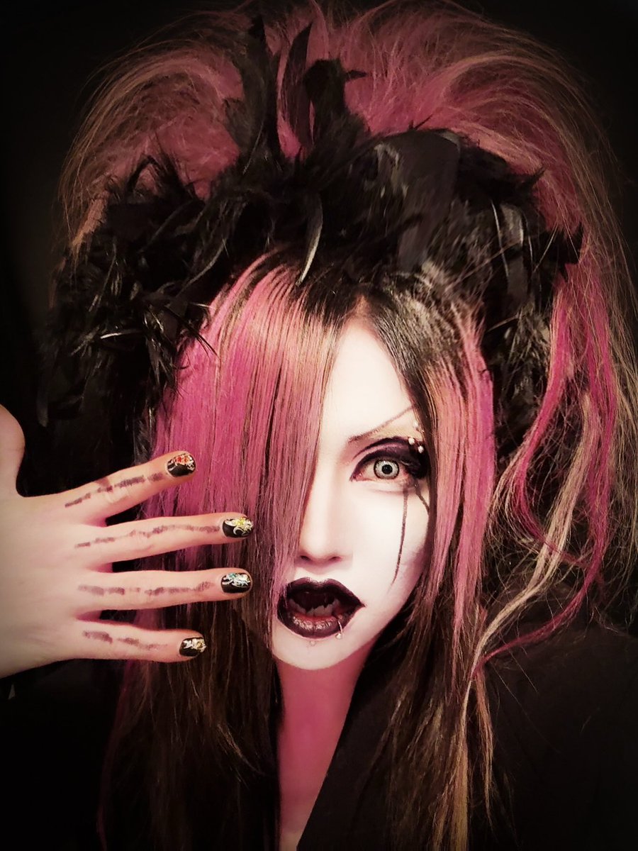 xxxBAD_AYAHA_'s tweet photo. コレは裏話なので聞き流して貰って構わない。

先輩を立てるとかそう言う卑しい忖度無しでさ、今日は私に取って特別な日だったんだよ。

何故かって、。、？

もし、if...
解散済みであったので後追いではあるが、

私が少年期にdeshabillzというバンドを知らなければ、そして一方的に継承意識を持っていなければ、

実は私はDazzlingBADに参加していなかった可能性が高いんだ。

彼の詩世界・特異点・立ち姿、その一部は間違いなく私の世界に継承されている。

if...彼らが居なければ、或いは私が知らなければ、
今のDazzlingBADは存在していなかった。

私は不在。別バンドに参加、結果、DazzlingBADは全く別の形になっていた可能性が高い。

それが良い事なのか悪い事なのかは未来の君達が決める事だよ、。、

今日は良い夢を見られそうだ。