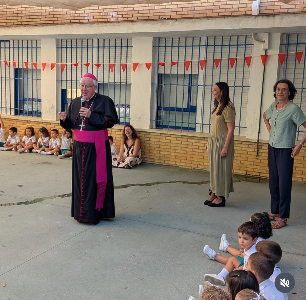 Tu hijx no es una cuenta corriente ni un cliente, es una persona. 
Cuando la educación descanse en manos de especialistas, profesionales formadxs y no en monjas y curas, tendremos todas las herramientas para actuar y menos eucaristías fúnebres que celebrar. 
DEP, Sandra ⚫️