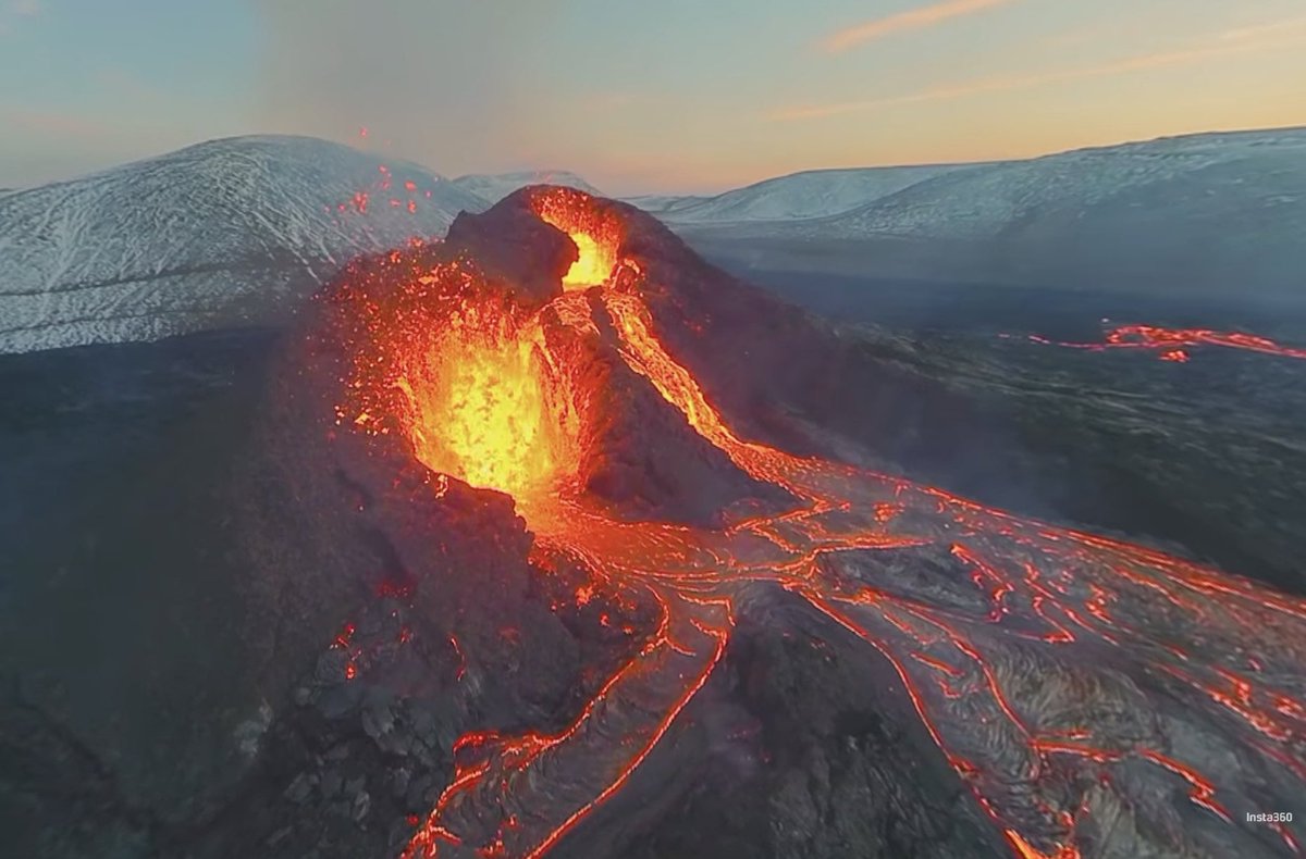 Curiosity can drive discovery! After reading The Monster in the Mountain, the story of Marta Ramirez, a volcanologist from their Wonders text, 6th graders at Bonfield experienced a VR field trip that explored active volcanoes in Kamchatka and Iceland.🔥🌎📖