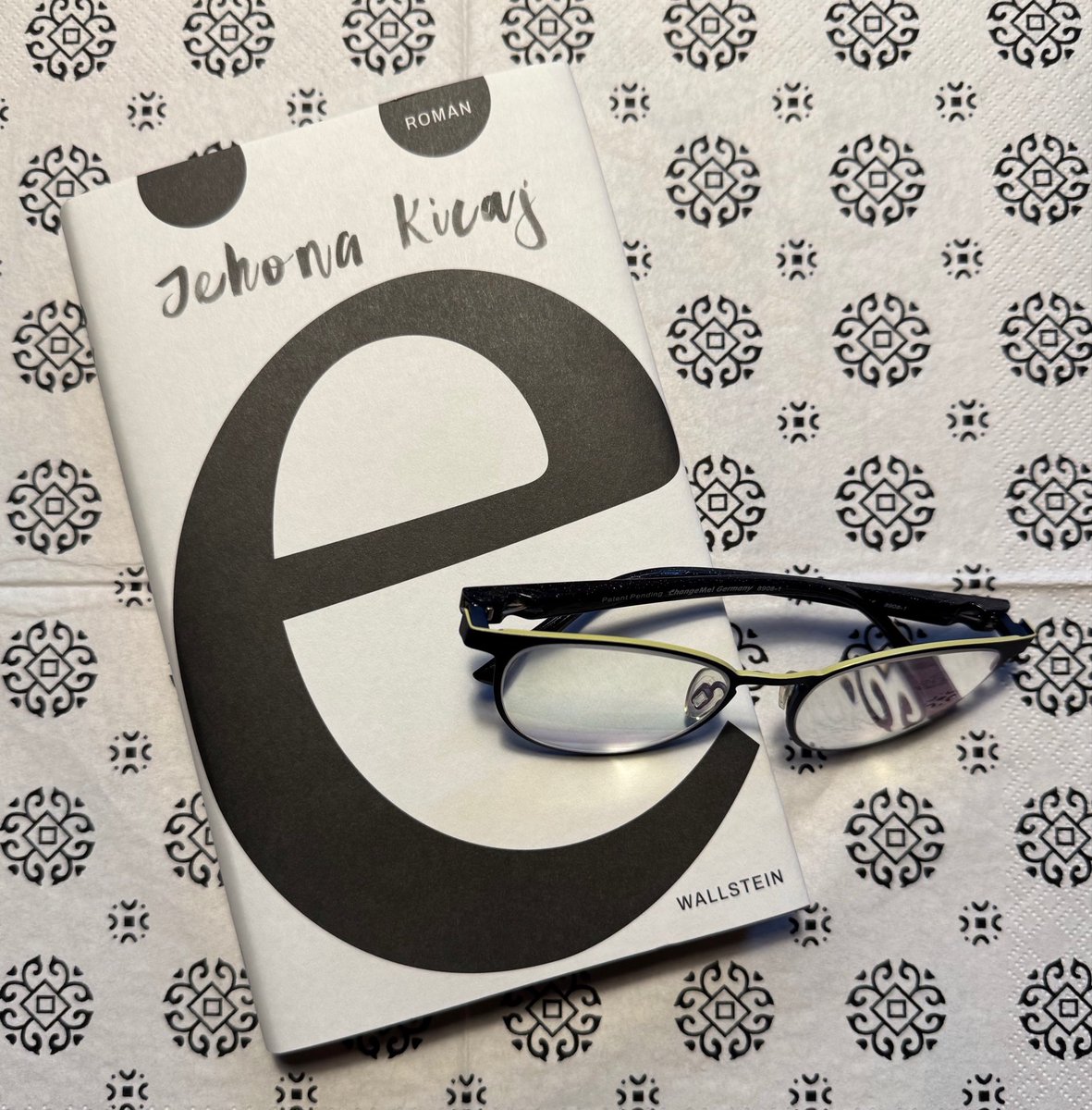 "Nach dem Aufwachen hatte ich einen Splitter im Mund."

ë - Jehona Kicaj

<a href="/Buchbeginn/">#Buchbeginn</a> #buchbeginn #JehonaKicaj

2025 - 73