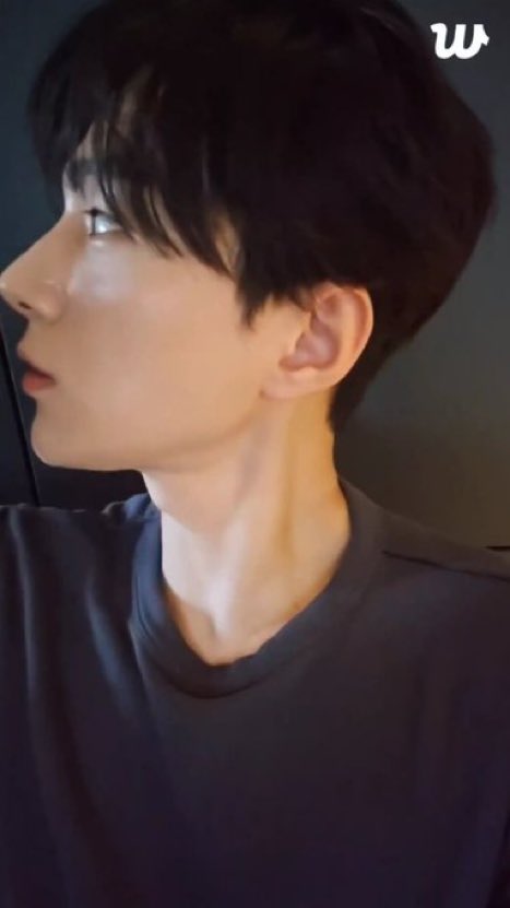 ㅁㅊ겟다
명수님이 이렇게 대놓고 
오른쪽얼굴을보여준적이잇엇던가... 
너무좋음..