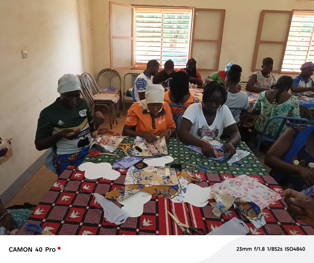 FemmesVoix's tweet photo. VDF a célébré la Journée internationale de la Jeune Fille dans les Banwa et le Sourou
Formations, psychoéducation, masculinité positive et concours de slam pour promouvoir l’égalité de genre.
#VDF #JournéeDeLaJeuneFille #EgalitéDeGenre #BurkinaFaso https://t.co/NBG5TVP5Kk