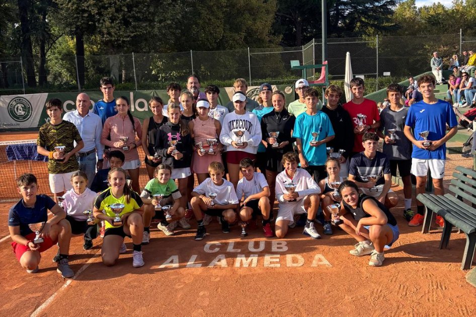 🎾 ¡Los del Chamar jugaron la Copa Alameda Juvenil!
🏆 Benjamín: Luis Elices y Luis Gardón, campeones en dobles
🏆 Alevín: Diego Gardón, campeón individual
🥈 Cadete: Paula Mendoza, finalista individual
🏆 Júnior: Ignacio Ayuso y Jesús Chicharro, campeones en dobles
#Vamos