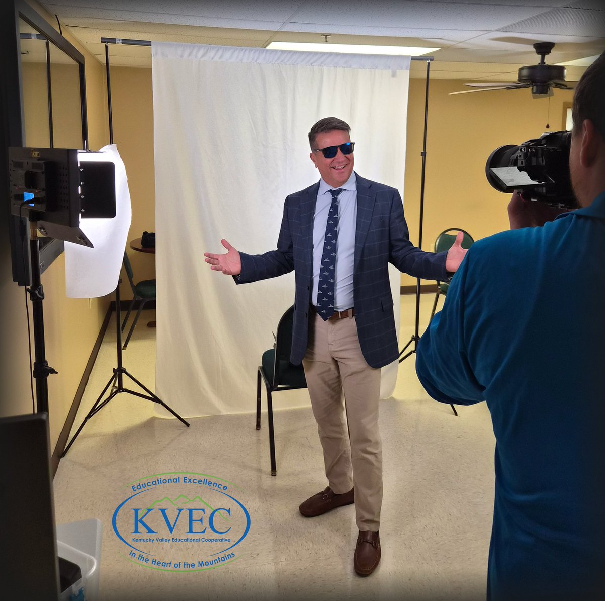 theHoller tweet media