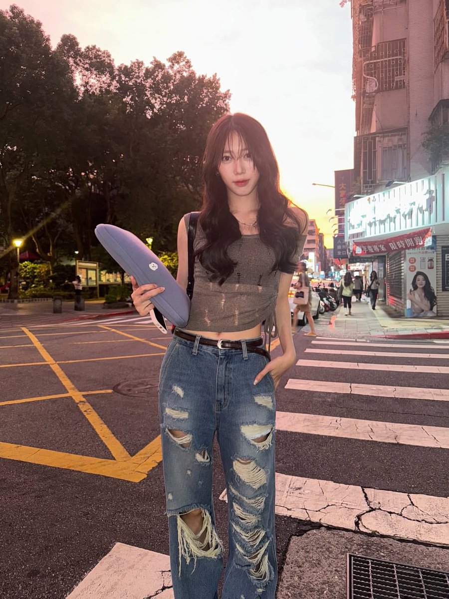 ruby0505_'s tweet image. 嚇爛 想說我寶怎麼拿著浮板在走路
原來是電腦包😍😍