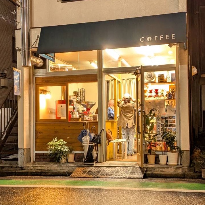 明日も周年を記念してゲストバリスタHLC AKARIさんとコラボイベントを開催します！

美味しい珈琲を引き立たせるHLCならではの香り豊かなケーキたちをご用意しています

・バターケーキ
・エスプレッソマーブルケーキ
・レモンのマフィン
・かぼちゃのケーキ

特別ブレンドによるカフェラテもどうぞ！