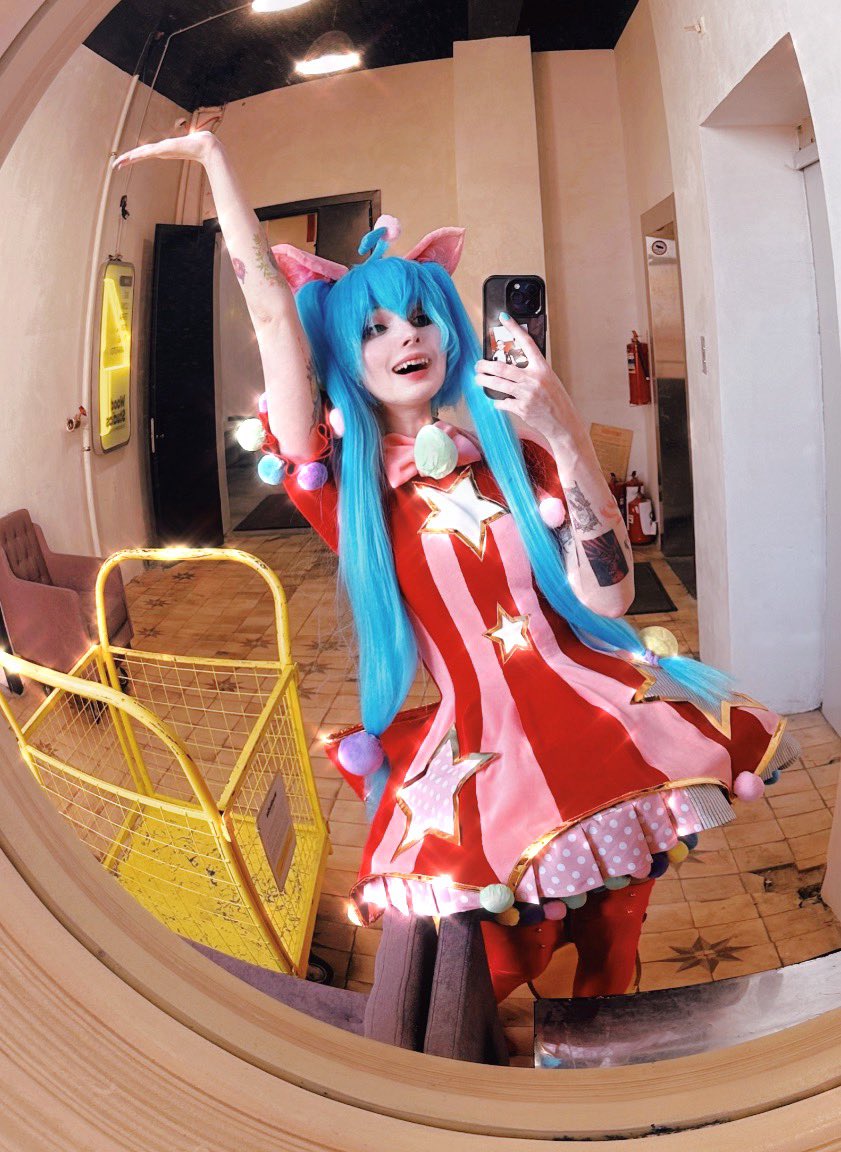 а ну и в целом — завтра буду бродить на Хинодэ в Аске, а в воскресенье — выступать в вхш Мику в парном дефиле с <a href="/elichka_cosp/">Elichk</a>!! 
приходите смотреть на дурачков