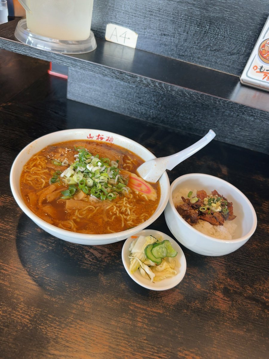 kiyoofdeath's tweet image. 醤油らーめん+小焼豚丼®︎set at らーめん山桜桃 発寒店 [札幌本店]

#Additivefree 星人𝗐
𝖢𝗁𝖾𝖾𝗋 𝗎𝗉!!
1994年6月㊗︎創業31年老舗ラーメン店!!天然出汁にこだわり体に優しい「無添加で本物の味」を!!3発取りされた豚骨主体のスープに細縮れ旭川麺がデフォ柔メ!!胡麻入??山◯火‥瞬殺美味ぃ🤣👍