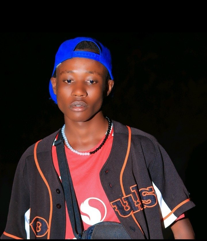 MAKABILA_'s tweet photo. Got brains, got general knowledge ,got habits+ a degree cert in hand"-I doo drugs too ..I'm a bad dude,U can't handle my type🤫 https://t.co/5lxck6v8QO