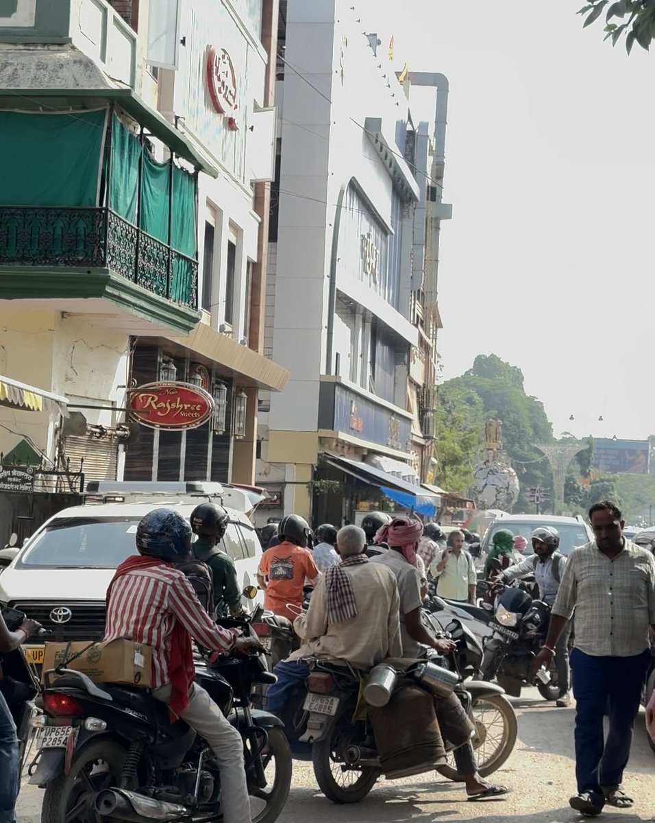 VikashBala2's tweet image. वाराणसी थाना कैंट का कचहरी चौकी से सटा अर्दली बाजार मार्ग पूरी तरह से सारे दिन बाधित रहता है मानो निजी मार्ग हो कृप्या वा. पु. यह सुनिश्चित करे यह मार्ग आम जनमानस के लिए है या नहीं