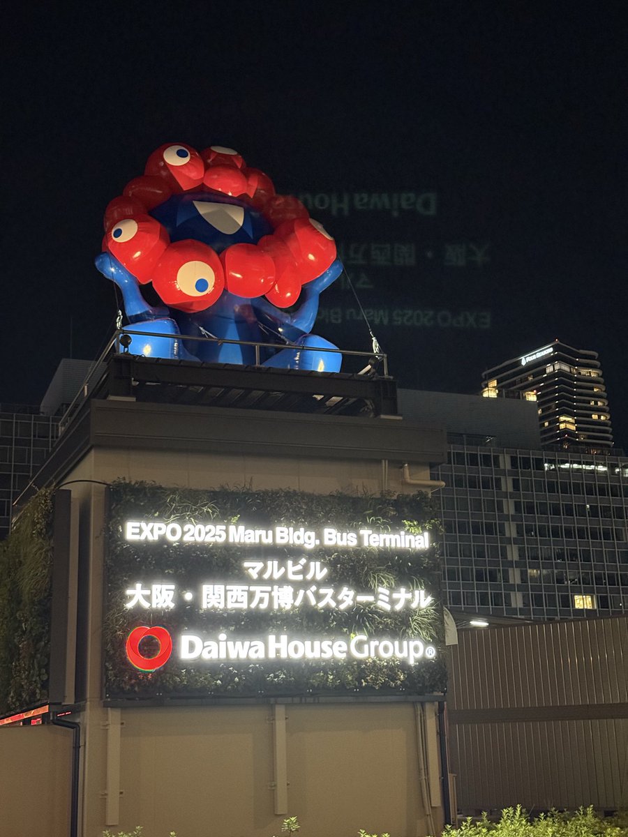 riekotamn's tweet photo. カナダが私のラストパビリオンになった

出口付近でヘタリアのカナダを発見

カナダ推しの方の寄付なのか？

花火の前に退散しようと西ゲートまで急いだが、すでに大混雑が始まっていた

なんとか人混みを掻き分けて18:20のシャトルバスで帰宅

大阪駅に着いたらミャクミャクが迎えてくれて嬉しかった https://t.co/lI7czQUEi1